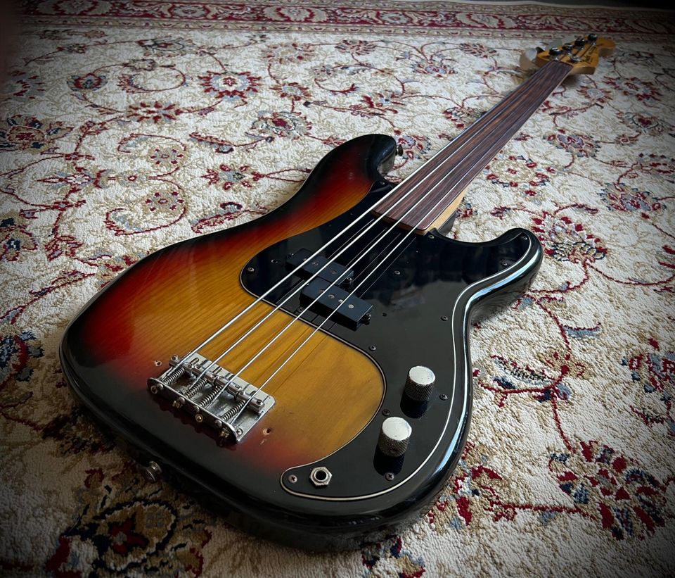 1978 Fender Precision Bass Fretless in sunburst finish With Fender Hard