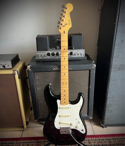 1983 Fender Stratocaster Guitar in Black Finish - Amazing condition and original case  - Dan Smith Era